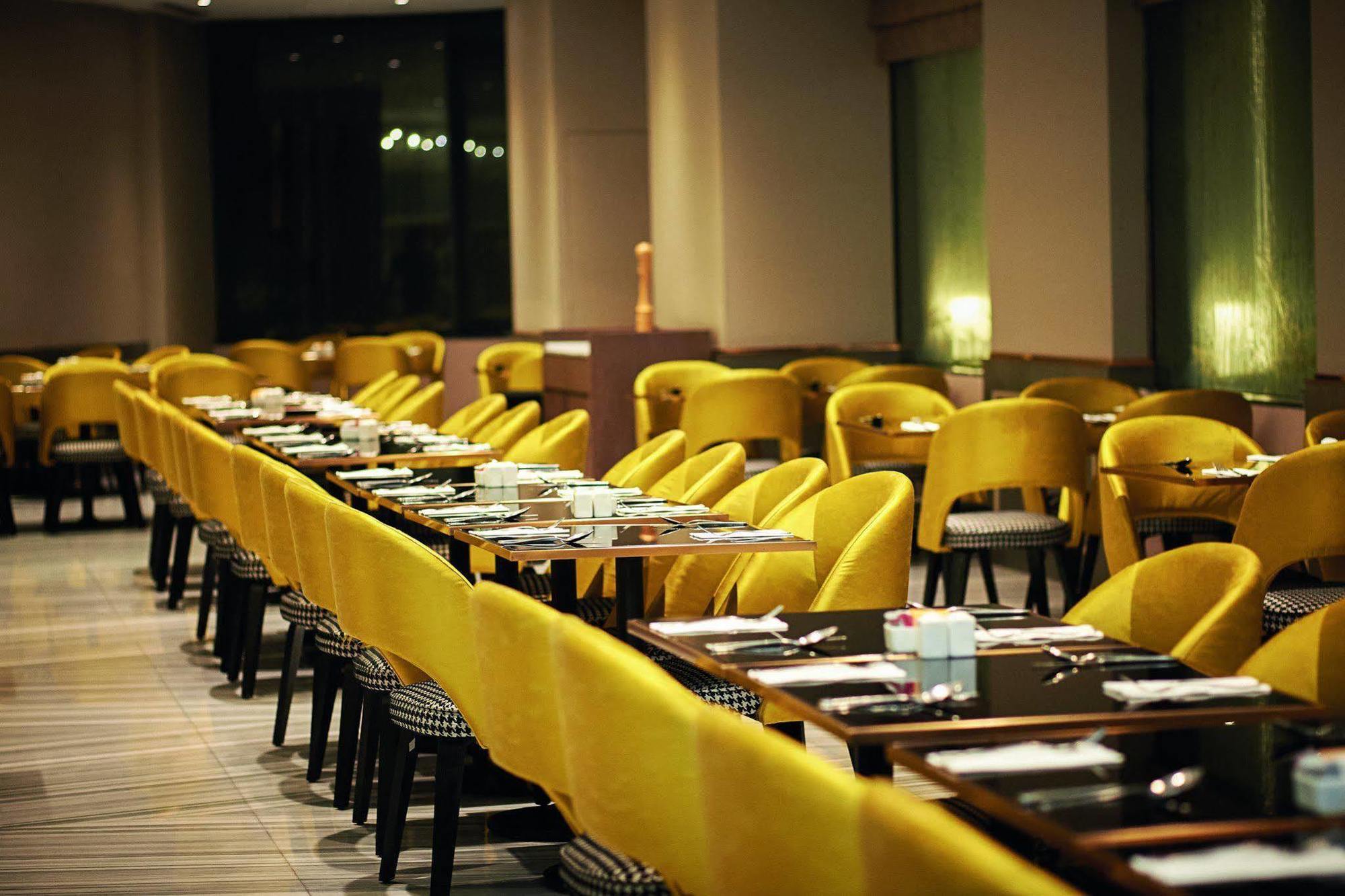 Dorsett Kuala Lumpur Exterior foto The interior of the restaurant